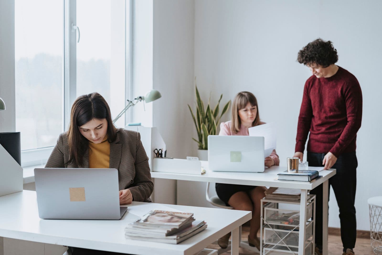 Plan de travail avec ordinateurs et dossiers