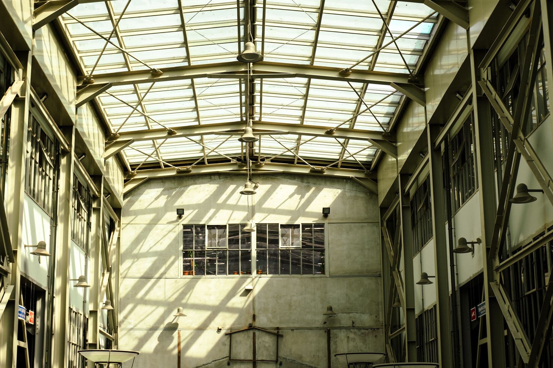 Halle industrielle en structure métallique éclairée par une verrière